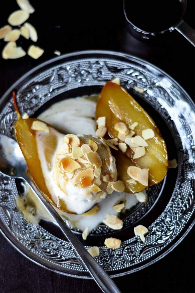 Grilled pears with amaretto ice cream