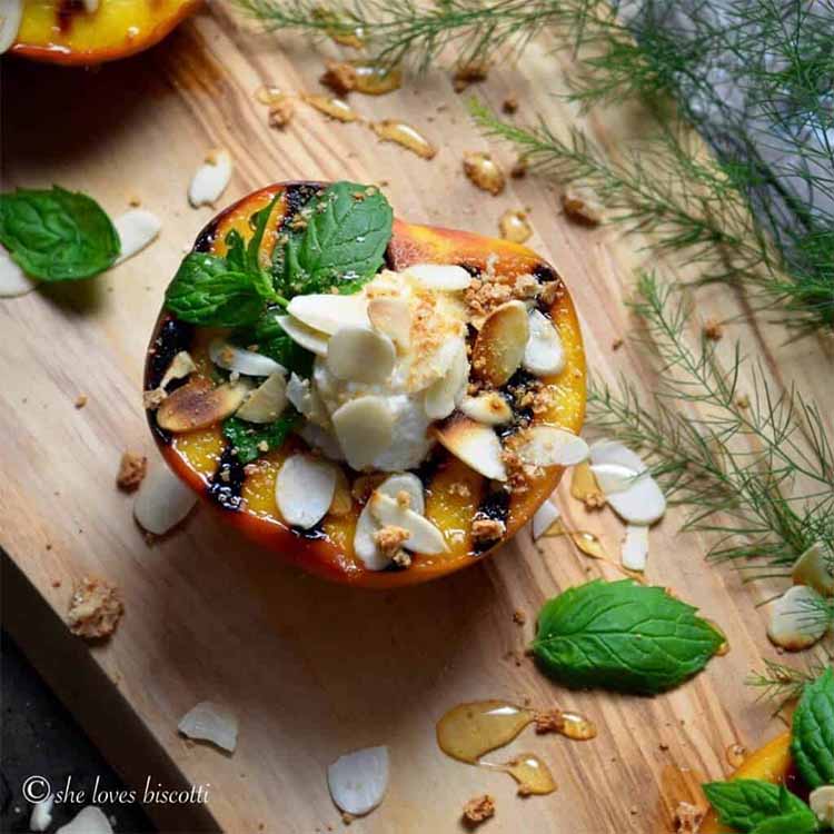 Grilled peaches with honey and ricotta