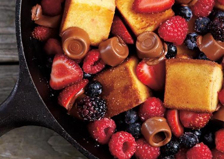Berry chocolate and cake skillet