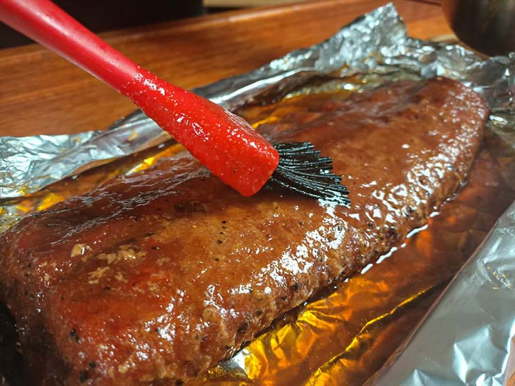 glazing smoked pork ribs with sauce