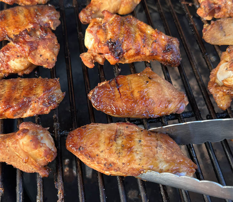 cooked wings on the grill