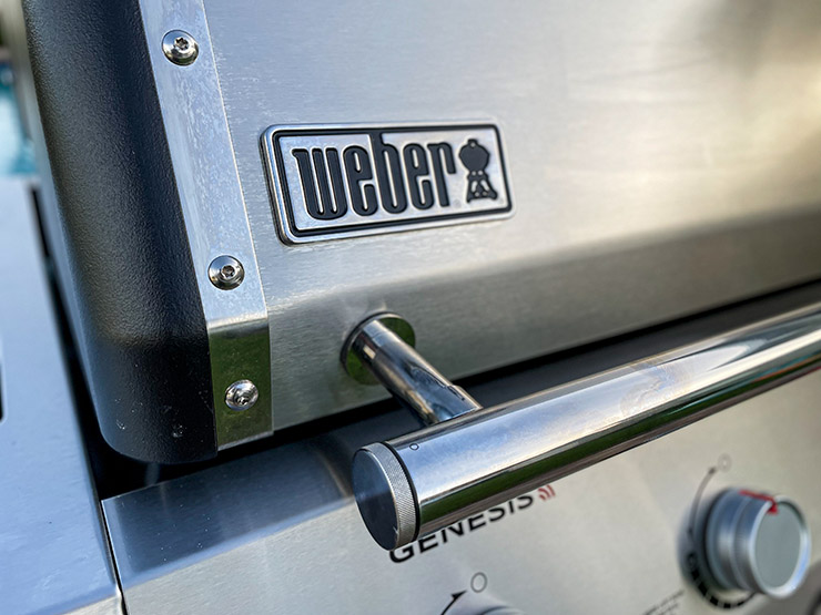 Weber Genesis SPX-435 lid and handle close up