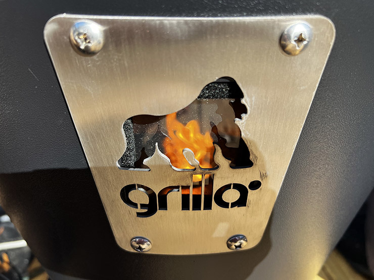 a small glass window on the front of the Grill Grills Alpha Connect pellet grill