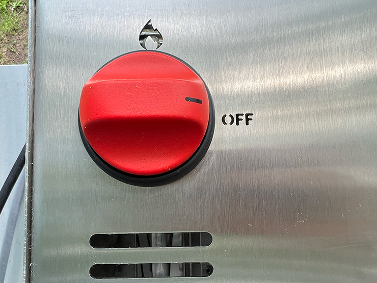 a close up view of the on/off knob on the Schwank Infrared Grill